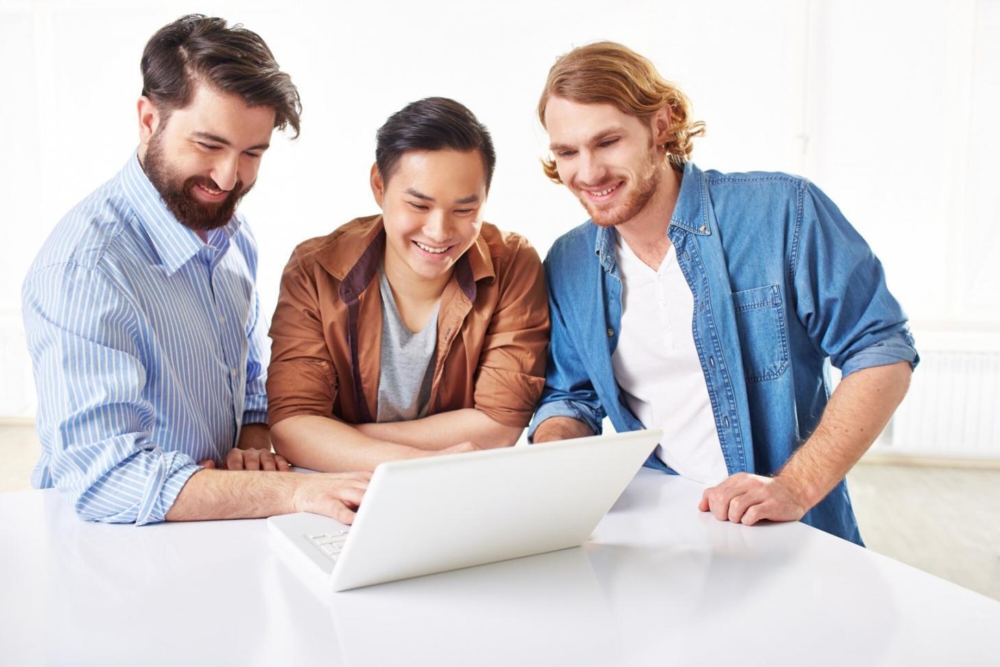 Praktisches Finanztraining für Unternehmer in modernem Seminarraum